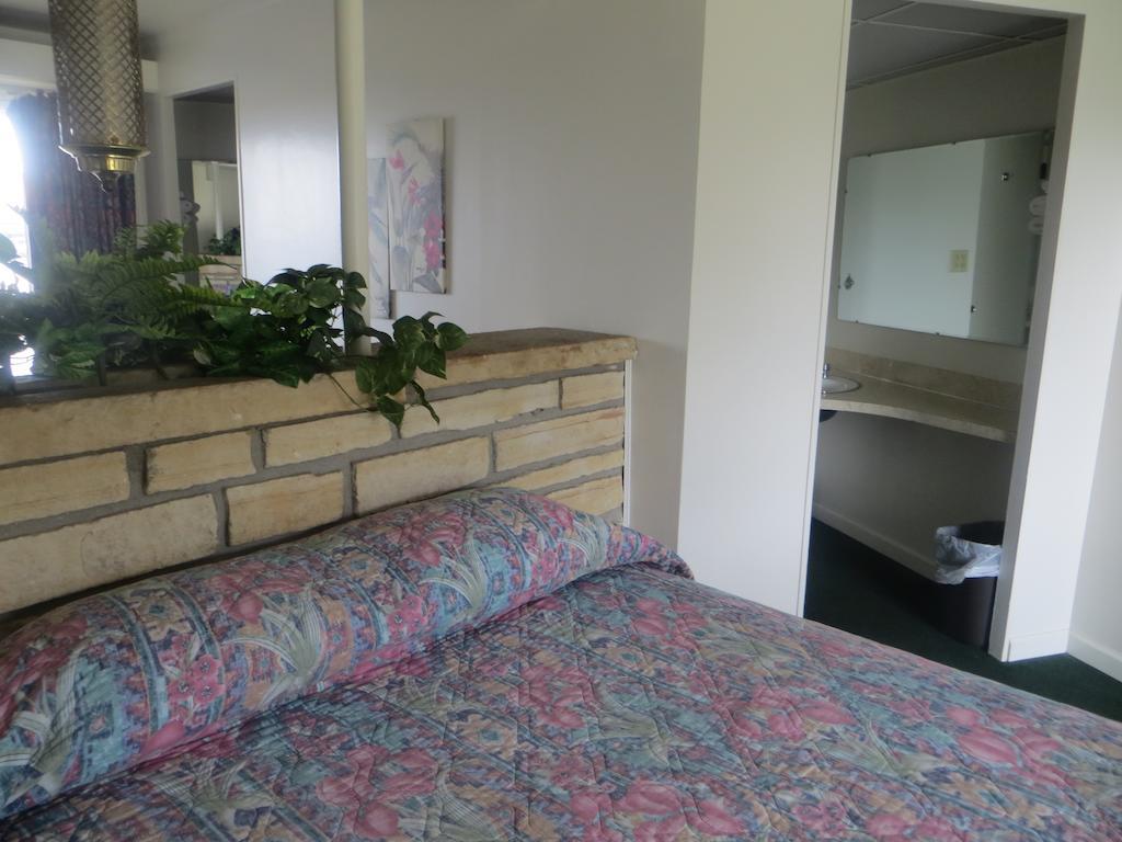 The Golden Door Motel Osage Beach Room photo